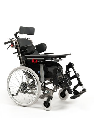 Multifunktionsrollstuhl Inovys II Evo, mit Trommelbremse, Tisch und Seitenpelotten>>>>SB 45 cm Multifunktionsrollstuhl Inovys II Evo, mit Trommelbremse, Tisch und Seitenpelotten>>>>SB 45 cm
