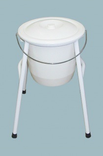Toiletteneimer.jpg Toiletteneimer mit Gestell freistehend und Deckel